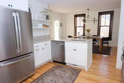 Image de Remodeled Historic Home - Perfect Location - Walkable, Safe, Pet & Kid Friendly!