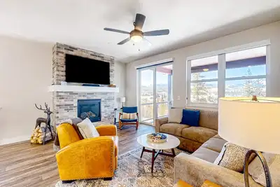 Image de Townhome near hiking/fishing/skiing with private hot tub & mountain views