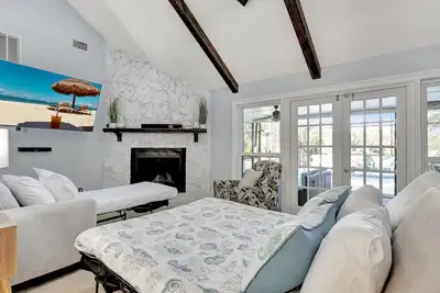 Image de Stunning Lake House w/ Heated Pool + Ping Pong!