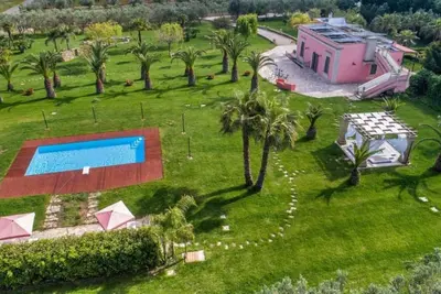 Image de Ancient villa with swimmingpool in the middle of land of the Negroamaro wine