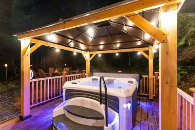Image de Cabin w/Covered Hot Tub, Firepit, Ev, generator, 5 miles to Mt Rainier entrance