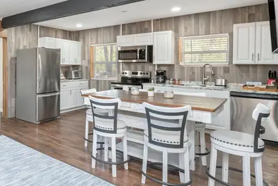 Image de 15 mins from Vortex Spring, 1 hr. from best beaches in the world 10 acre getaway