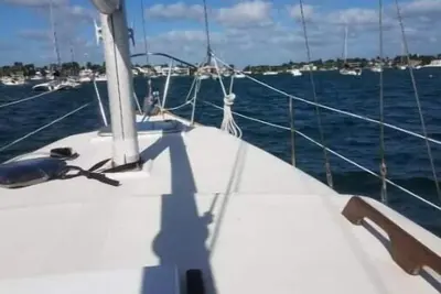 Image de sailboat on the bay, close to South Beach and Winwood.