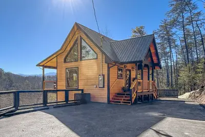 Image de Sunlit cabin w/ private hot tub, balconies, & views +free attraction tickets