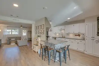 Image de Game Room & Fire Pit: Family-Friendly Aubrey Home