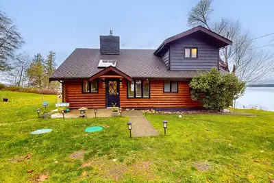 Image de Secluded, peaceful waterfront cabin with furnished patio & full kitchen