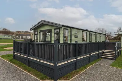 Lazy Dayz Lodge, pet friendly, with hot tub in Malton