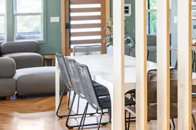 Image de Home near the Americana with yard. \n