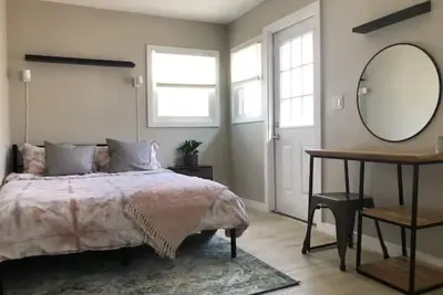 Image de Modern cottage home in Glendale + patio & parking. \n