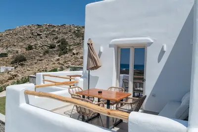 Image de Appartement dans un hôtel 'Naxos Earth Suites Quadruple' avec vue sur mer et climatisation