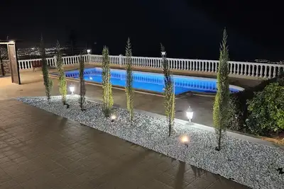 Image de Villa de vacances 'Cool 4-bedroom with Sea Views' avec vue sur la mer, Wi-Fi et climatisation