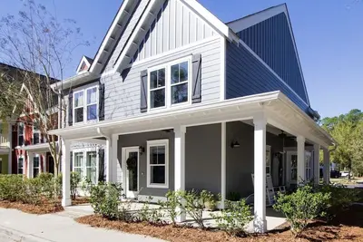 Image de New-Coastal chic townhouse in the heart of Old Town Bluffton-The Oyster Haus