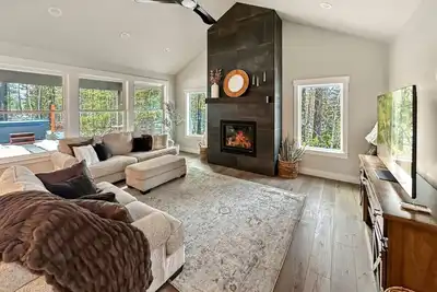 Image de Modern Mountain Retreat with Hot Tub