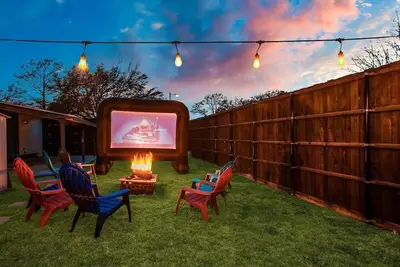 Image de Cozy, King Bed, Outdoor Movie Theater, Fire Pit