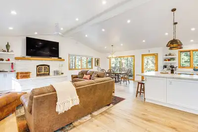 Close to Trails: Family-Friendly Stateline Home!