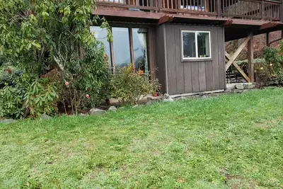 Image de Cozy daylight basement apartment in country setting, plus bunkhouse with deck.