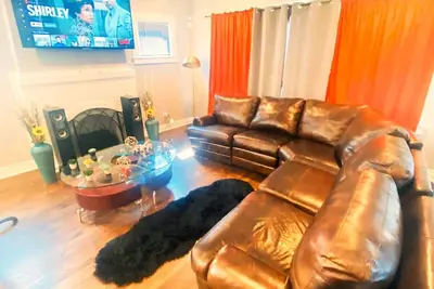 Image de Cozy 4/5br haven near 95th station. Ideal for friends, family, biz & more!