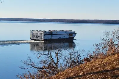Image de The Barge Inn has amazing views of beautiful Kentucky Lake.