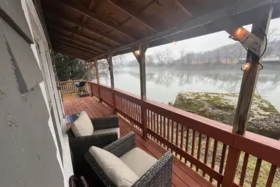 Image de Riverview Cabin located on waterfront. Pet Friendly! Fishing, relaxing, and fun!