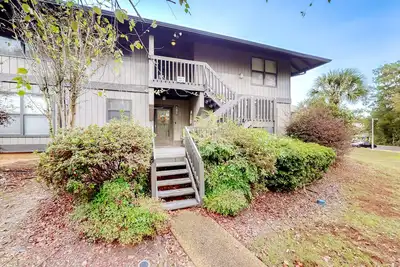 Image de First-floor updated condo with pool, tennis court, balcony, & Ac - dog-friendly