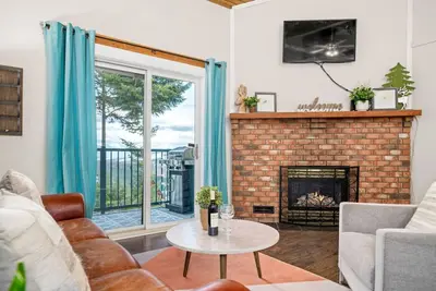 Image de Bright Mountainside Getaway for Groups | Sleeps 7!