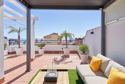 Image de Appartement \"Breathtaking Penthouse Las Azaleas\" avec piscine partagée, Wi-Fi et climatisation