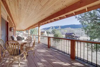 Image de 'Lavender Lodge' Mountain-View Pine Cabin w/ Deck
