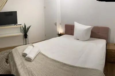 Image de Chice & Charmante Frisch Renovierte Dachgeschosswohnung in der Dodesheide