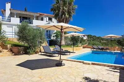 Image de Spacious villa with pool in Lachanada above the picturesque Finikounda Bay, Pelo