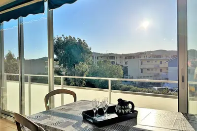 Image de Appartement à 150m de la plage avec terrasse fermée et parking privatif - Bormes-les-Mimosas