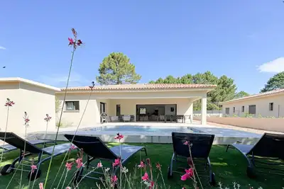 Image de Superbe et spacieuse Villa, piscine privée, proche des commodités et d’un cinéma
