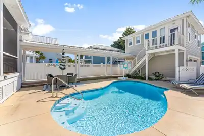 Image de Beach House Gulf Moon - Private Pool, Sleeps 14, Beach Steps Away - Golf Cart! !