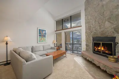 Image de Remodeled 3 bedroom, private deck, garage parking