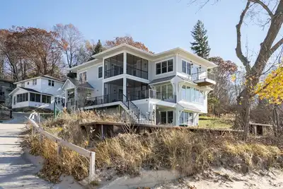 Image de Modern Elegance on Lake Michigan