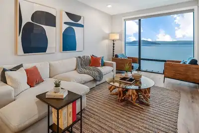 Image de Luxe Seasons 8 Condo | Lake, Rooftop Bar, Hot Tub, Marina, Spa