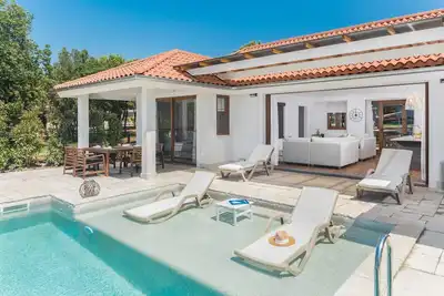 Image de Villa Porto Bus Beachfront by Villas Guide