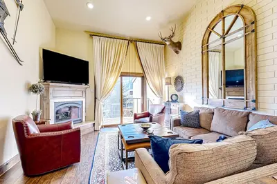 Serene & sun-filled mountain retreat with balcony, fireplace, & amazing views