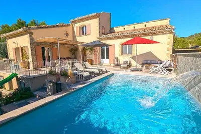 Image de Grande maison piscine chauffée* en Provence, avec vue dominante (12 couchages)