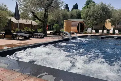 Maison mobile avec terrasse vue lac, piscine et climatisation