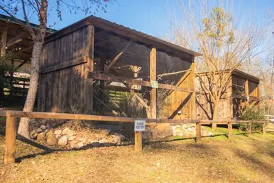 Image de Luxury Tiny Farmhouse @ Goat Daddy's Farm & Sanctuary - A Couple's Get-a-way! \n\n