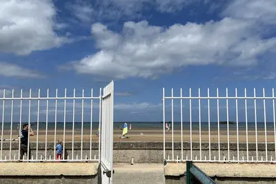 Image de Sunny Apt on D-Day Beach with Parking