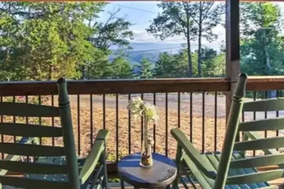 Image de Smoky Mountain Loft w/Mountain Views, Hot Tub & Game Room