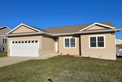 Image de New modern style large family home. \n5 bed 3 bath with plenty of living space.