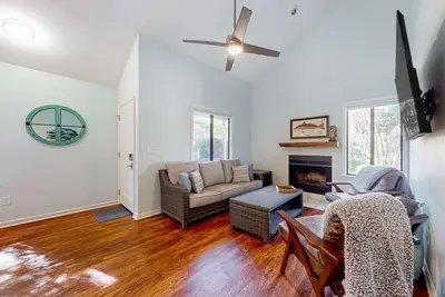 Image de Dog-friendly townhouse close to downtown & Folly Beach with patio