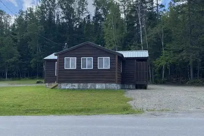 Image de Cozy four season cabin centrally located near the heart of downtown Jackman