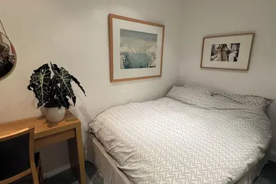 Image de Beautifully Designed 2bd House - by Queen's Park!