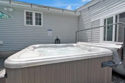 Image de Close to the beach. Private Fenced in Yard for your pup. Shared Hot Tub