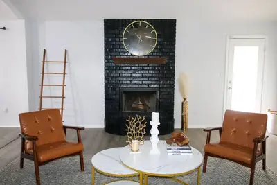 Image de \nFamily-sized home: 4 rooms, 2 bathrooms, garage, and patio.