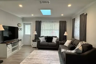 Image de Cozy little White House