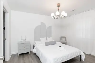 Image de Stylish Getaway 5min Uptown stadiums Kinf Bed